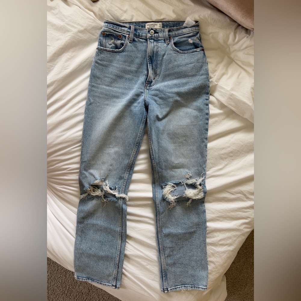 Abercrombie & Fitch 90’s Straight Ultra High Rise. Light wash. Size 27 Short